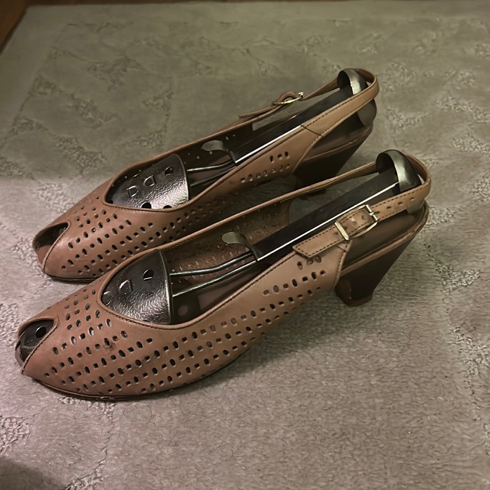 Fayva Beige Pumps Size 7 1/2